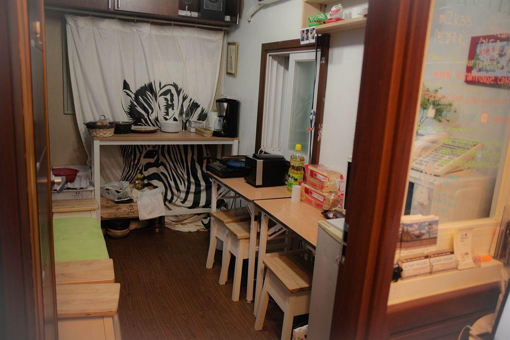 Sinchon Sisters Hostel Сеул Екстер'єр фото