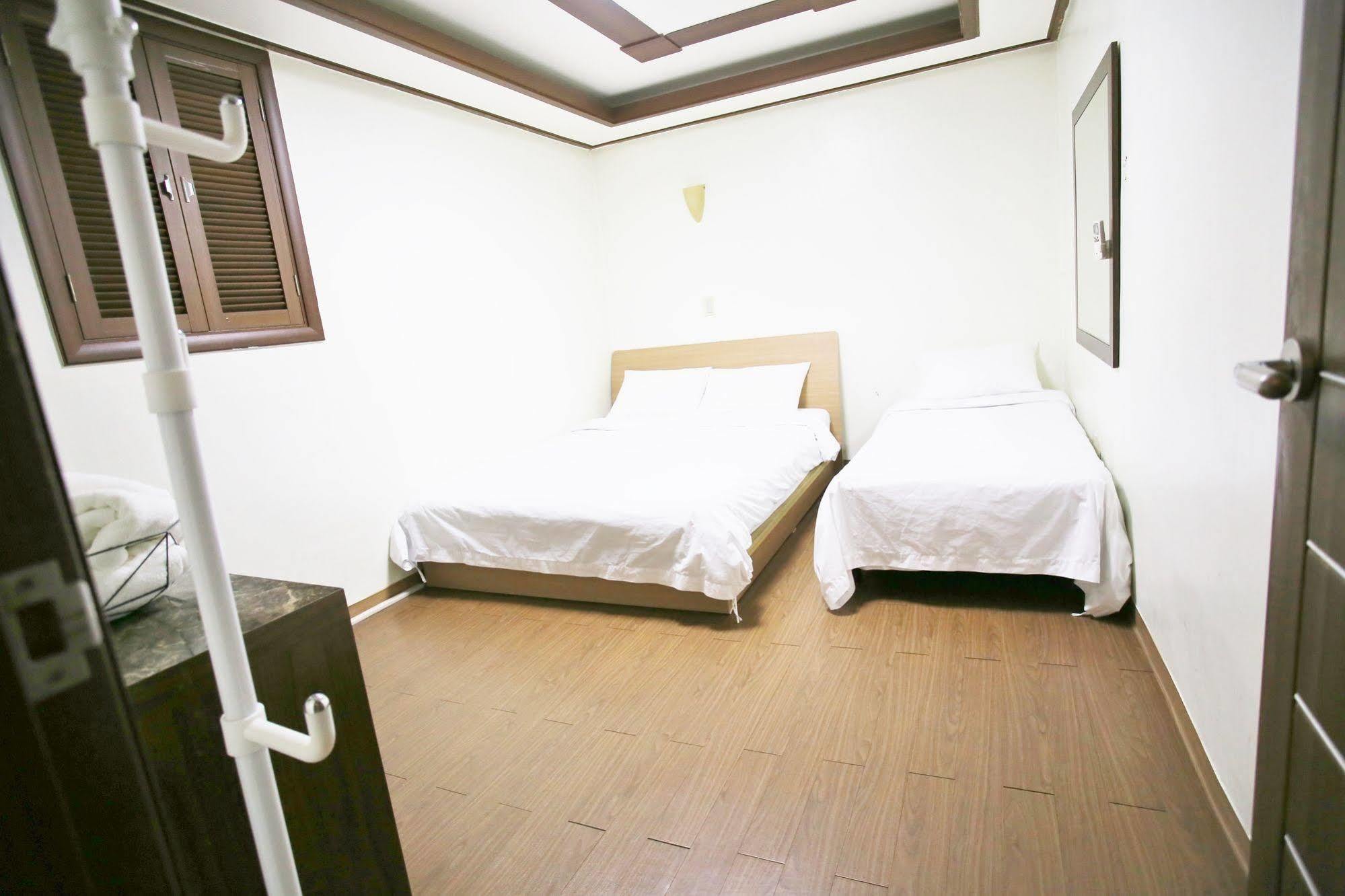 Sinchon Sisters Hostel Сеул Екстер'єр фото