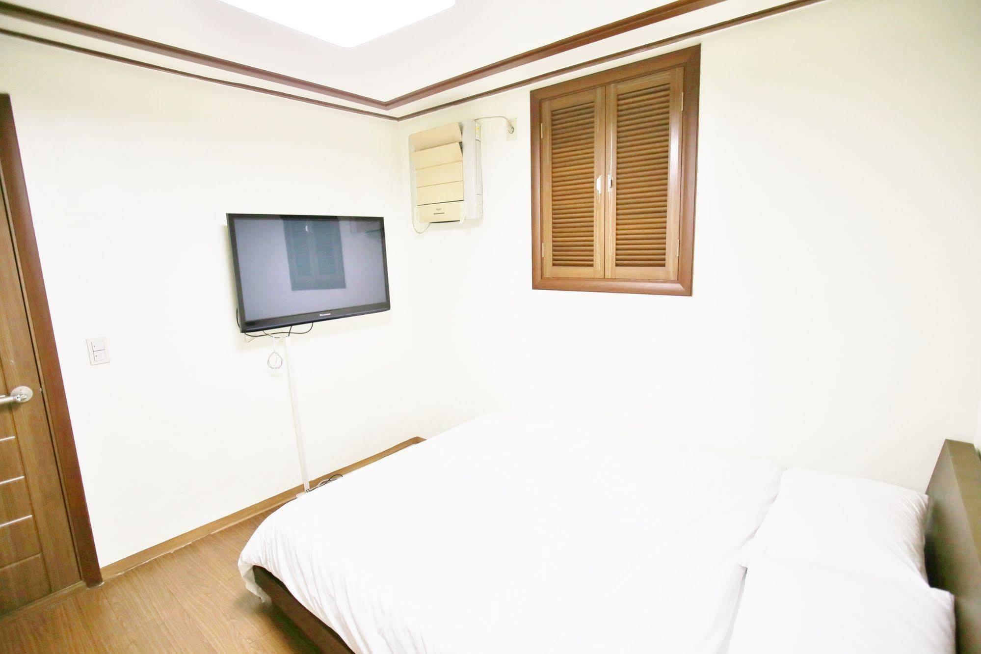 Sinchon Sisters Hostel Сеул Екстер'єр фото