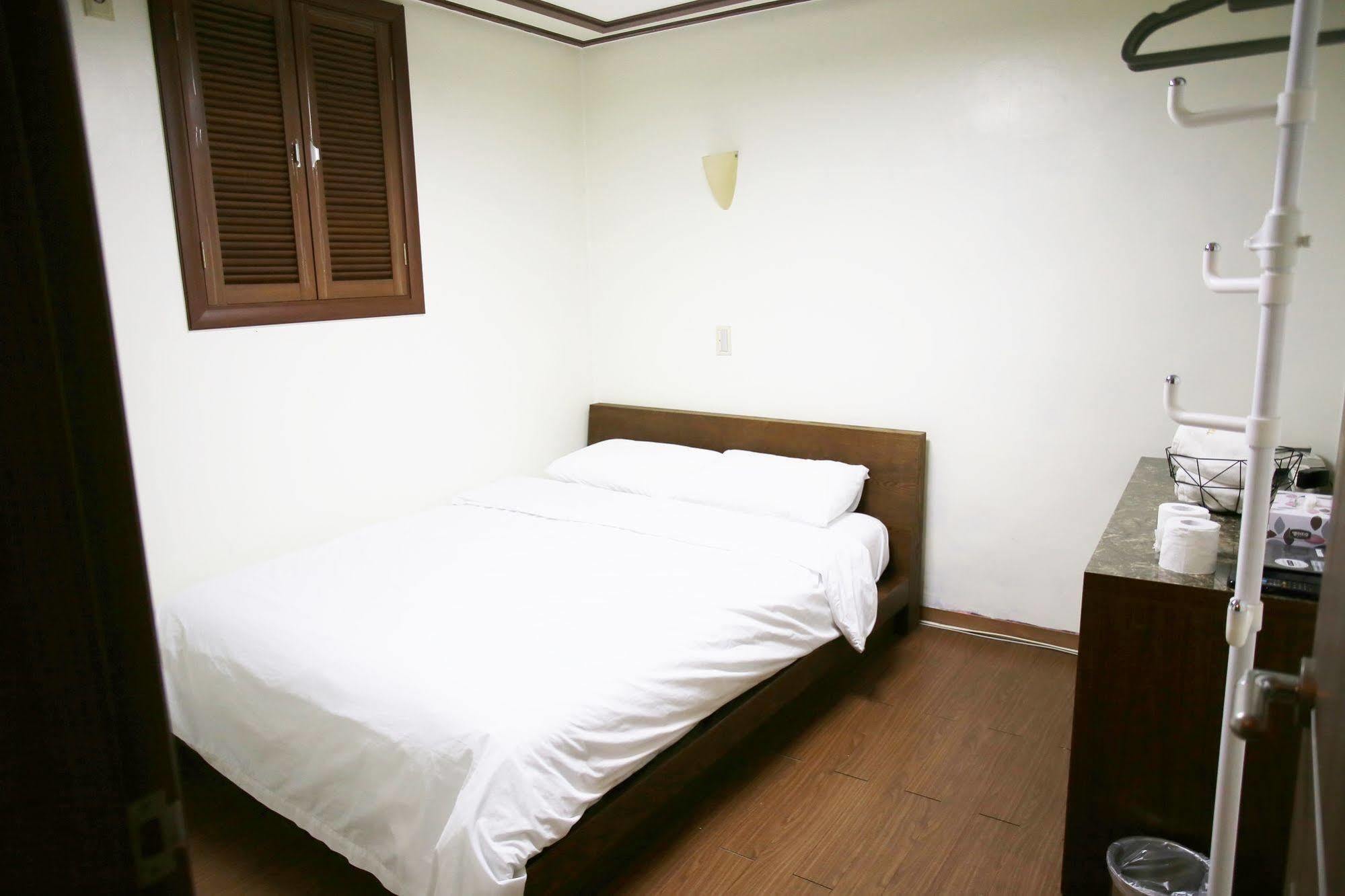 Sinchon Sisters Hostel Сеул Екстер'єр фото