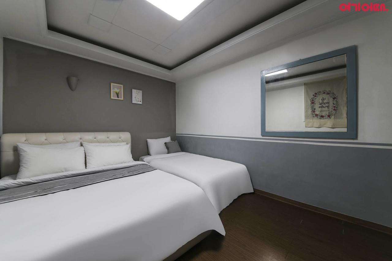 Sinchon Sisters Hostel Сеул Екстер'єр фото