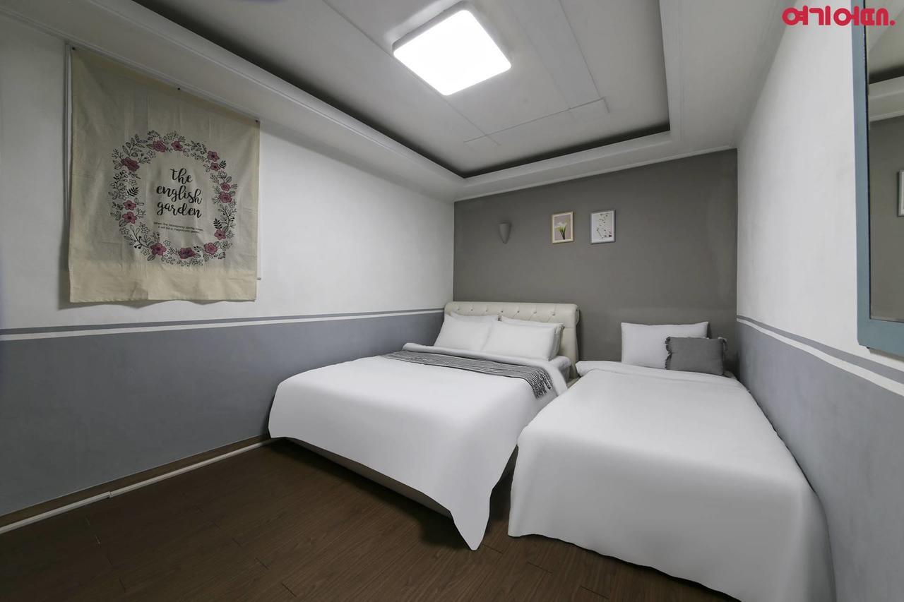 Sinchon Sisters Hostel Сеул Екстер'єр фото