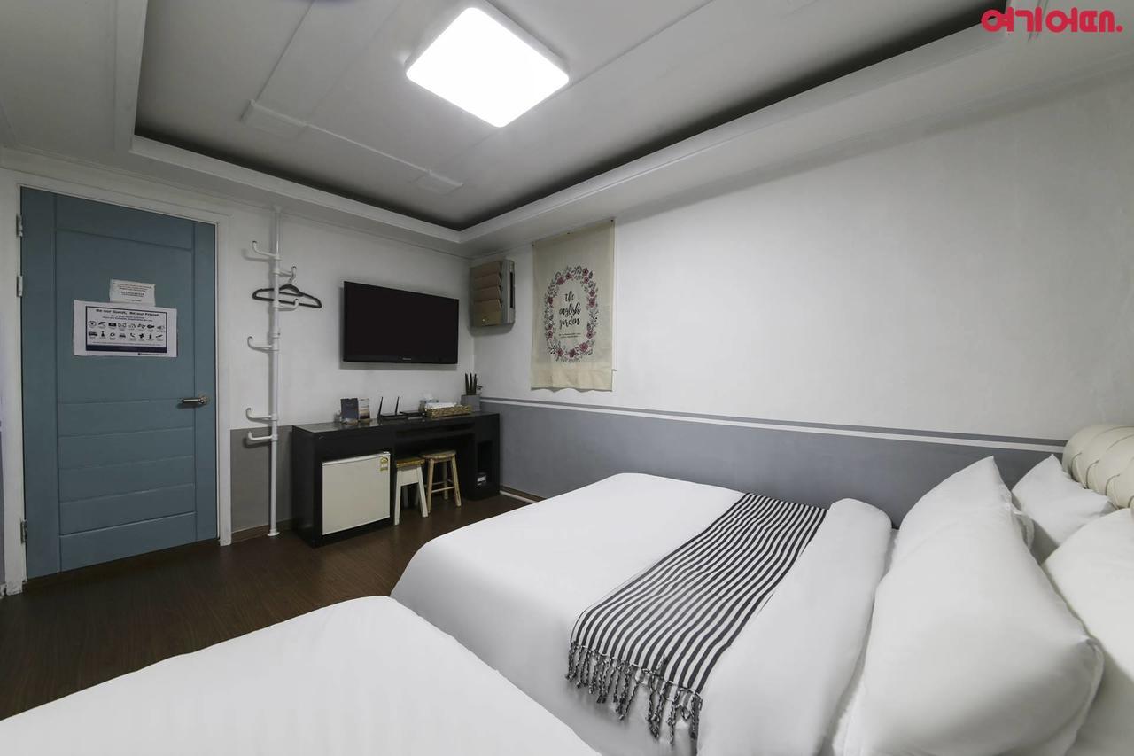Sinchon Sisters Hostel Сеул Екстер'єр фото