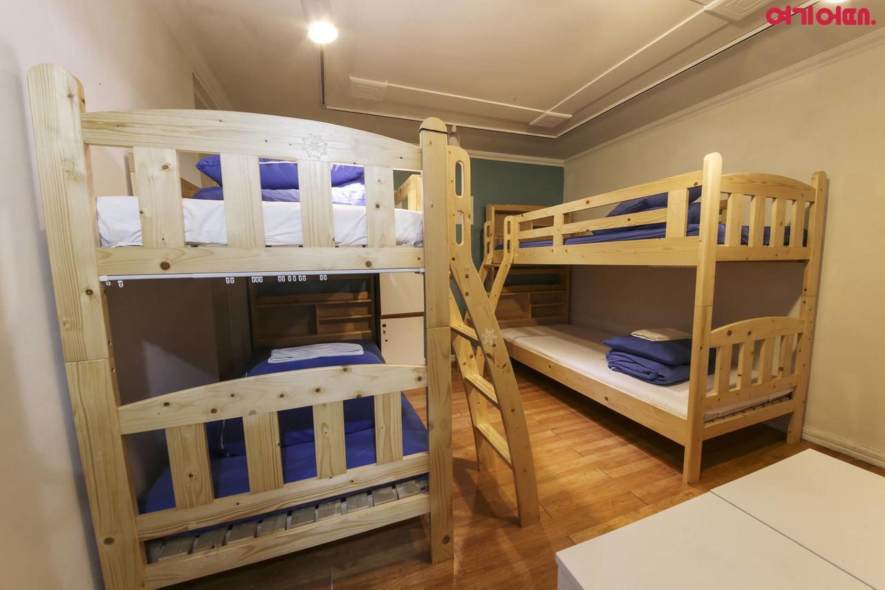 Sinchon Sisters Hostel Сеул Екстер'єр фото