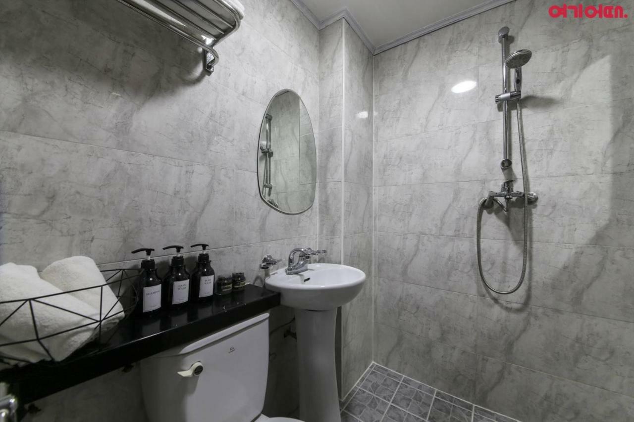 Sinchon Sisters Hostel Сеул Екстер'єр фото